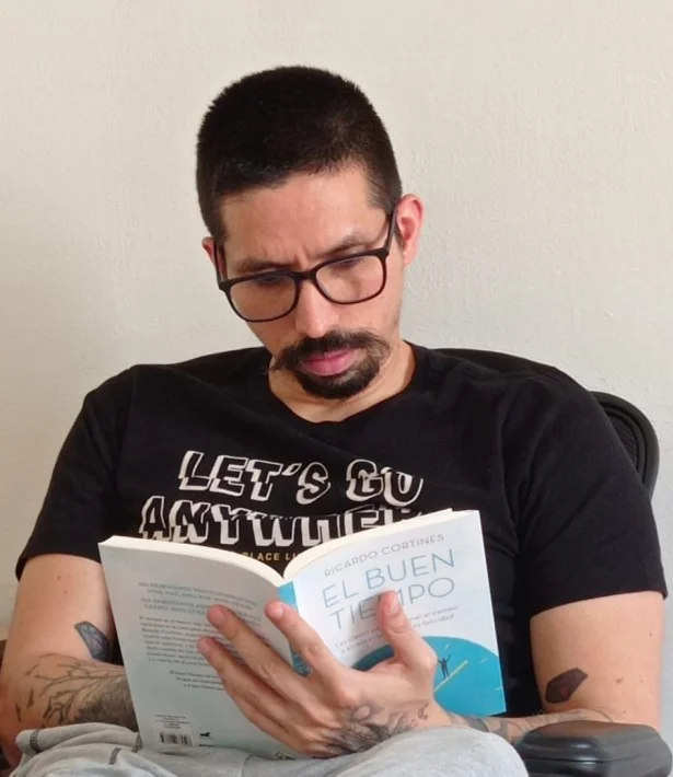 Fernando Pineda leyendo